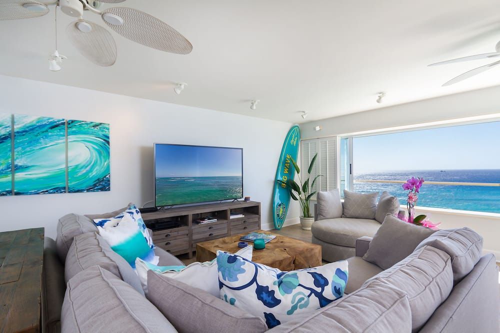 Professionally Decorated, Beachfront, Double Unit on the 18th floor. - هونولولو - غرفة معيشة