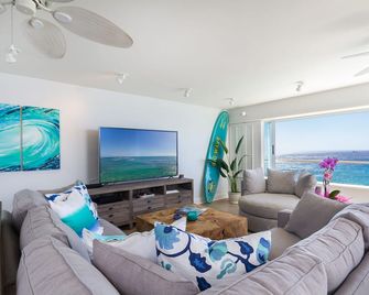 Professionally Decorated, Beachfront, Double Unit on the 18th floor. - Honolulu - Olohuone