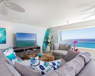 Professionally Decorated, Beachfront, Double Unit on the 18th floor. - Honolulu - Living room
