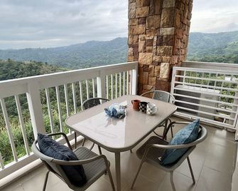 The Vineyard at Merlot Twinlakestagaytay - Laurel - Balcony