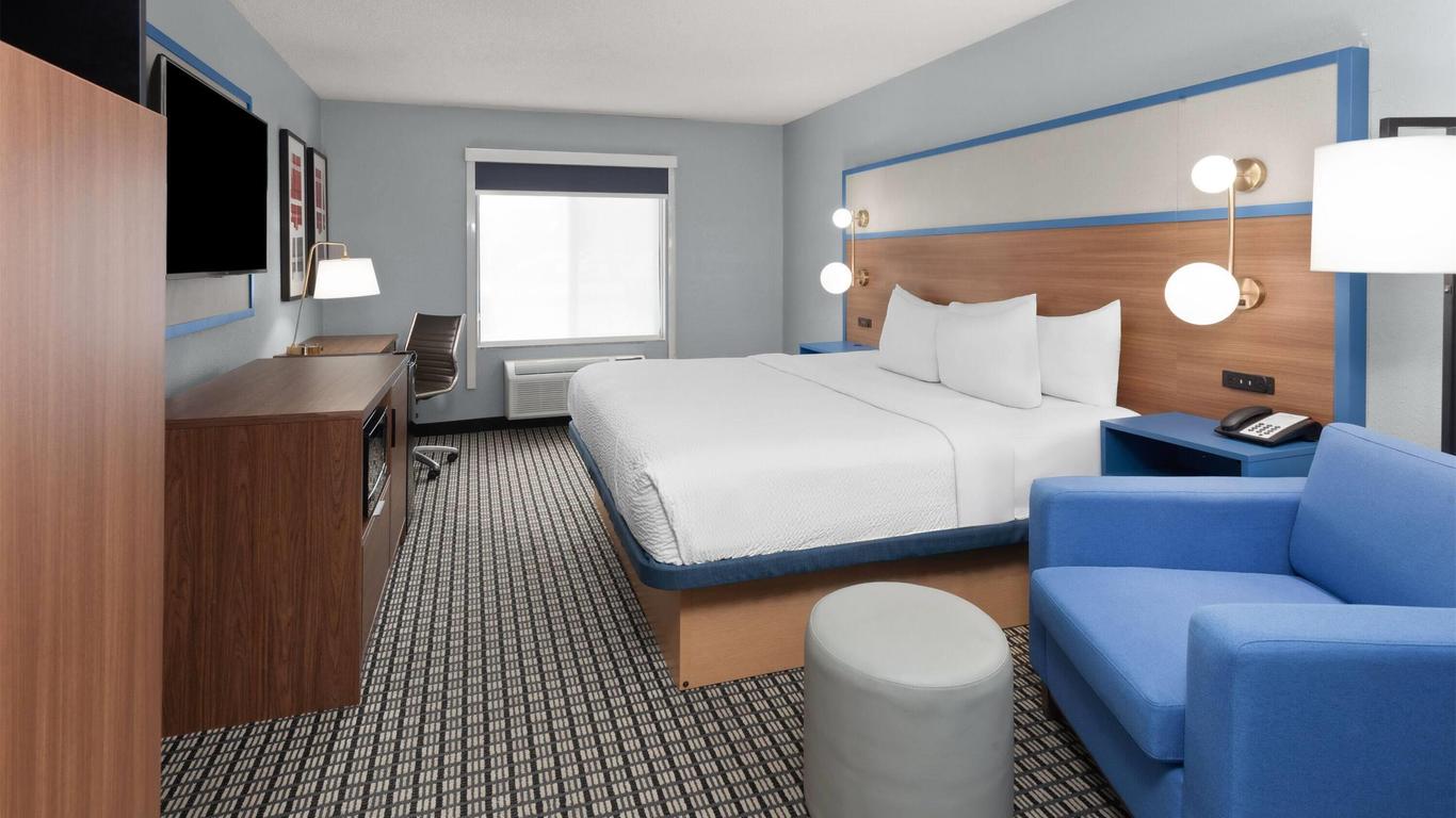 AmericInn by Wyndham Reedsburg