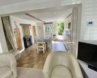 Grade II Listed Characterful Cottage In The Coastal Town Of Wells-Next-The-Sea - Wells-next-the-Sea - Living room