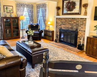 Spacious Family Home, Perfect For Hosting, Kids Basement Space - Severna Park - Living room