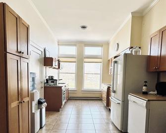 Huge apartment and rooftop patio. The best place in Fairfield to stay as a group - Fairfield - Kuchyň