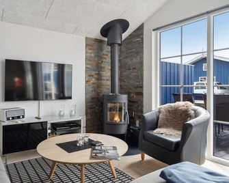 Beach Front Home In Hvide Sande With Sauna - Hvide Sande - Wohnzimmer