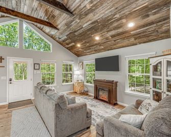 Coyote Cabin at Woodland Retreat at DeSoto beside DeSoto State Park - Fort Payne - Wohnzimmer
