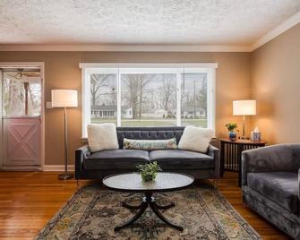 Colonial Village Retreat 2BR home - New Albany - Living room