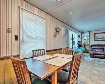 Cabin w/ Fire Pit, Walk to Steinhatchee River! - Steinhatchee - Comedor