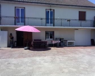 3 rooms, at the inhabitant, in house furnished with independent entrance - Saint-Rémy - Patio