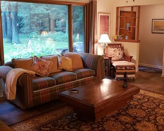 A sanctuary just 15 minutes from Detroit - Southfield - Living room