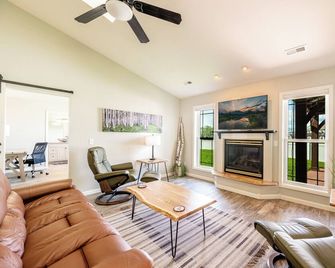 3-bedroom house in amazing Sheridan with WiFi, AC - Sheridan - Living room
