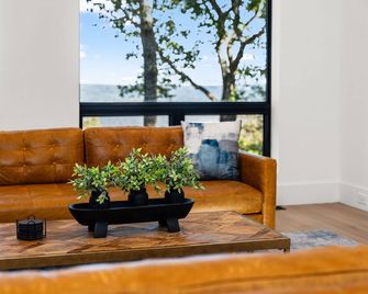Secluded, modern, spectacular views, hot tub on 18 acres. Firepit,games & more! - Sewanee - Sala de estar