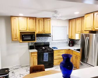 Valley - 9 Beds, 3 Tvs, Sleeps 14 - Luxury Stay. - Fenton - Kitchen
