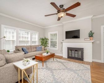 3 Bed 1 5 Bath Home By College Hill & Hospitals - Wichita - Living room