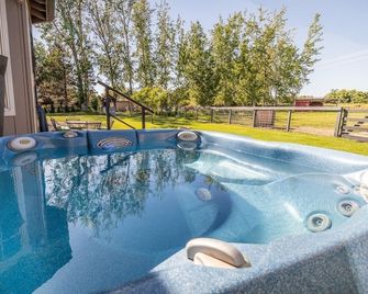 Spacious Family Home with Hot Tub - Ellensburg