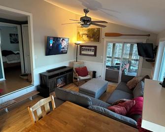 Cobby House 2 bedroom + Loft. (Just installed new 16 x 16 dock) - Sharbot Lake - Living room