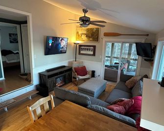 Cobby House 2 bedroom + Loft. (Just installed new 16 x 16 dock) - Sharbot Lake - Living room