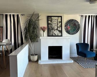 Stunning Hilltop apartment - Hollywood Vibe and View - Glendale
