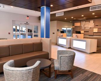 Holiday Inn Express & Suites Madisonville - Madisonville - Building