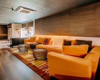 Lot 33 Boutique Hotel - Pantai Cenang - Wohnzimmer