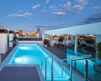 nQn Aparts & Suites Sevilla - Seville - Bể bơi