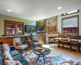 Red Hawk by AvantStay Charming Cabin w Theatre Spa 5mins to Deer Valley Mtn - Park City