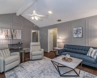 Heart Of Coppell, Central Dfw 2020 Remodeled Home - Coppell - Living room