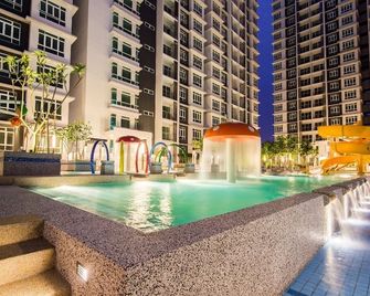 NEW! The ZestHouse at Parkland Residence/8 mins drive to Jonker/10 Pax - Malacca - Piscina