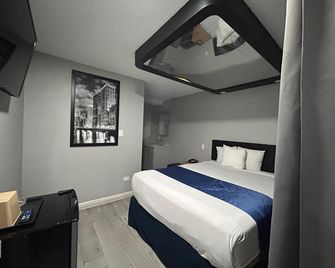 Rainbow Motel - Summit - Bedroom