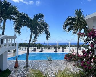 A suite with ocean view balconies, walk-in shower, pool, fire pit, & more! - Cabrera - Pool