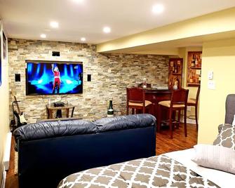 Cozy house in Montreal West | Fully equipped | Large groups | Close to airport - Beaconsfield - Sala de estar