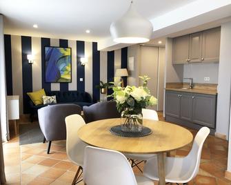 Hotel Les Suites - De Crécy - Crécy-la-Chapelle - Comedor