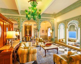 شيف نيواس بالاس باي إتش آر إتش جروب أوف هوتلز - أودايبور - غرفة معيشة