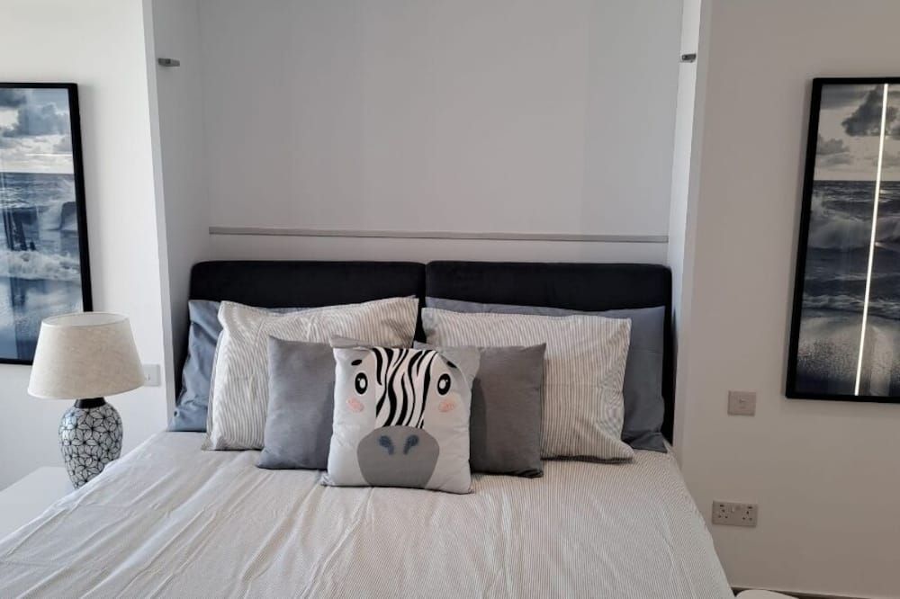 Stunning modern studio apartment with balcony - Gibraltar - غرفة نوم