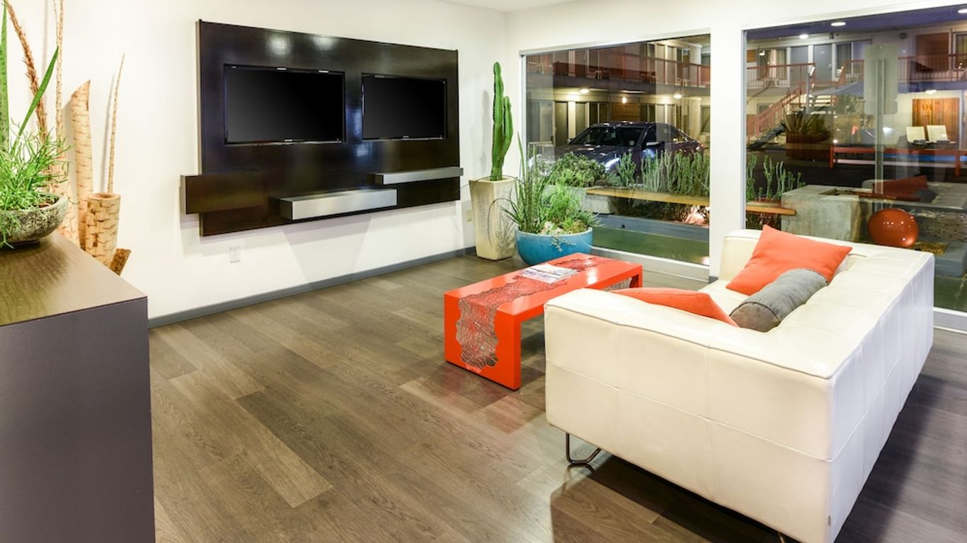 The Tangerine - a Burbank Hotel