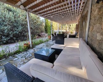 Eco Secluded hand built stone house in an oasis - Mastichari - Binnenhof