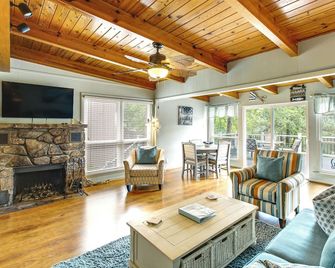 Lakefront Home w/ Dock: 10 Mi to Central Ave! - Hot Springs - Living room