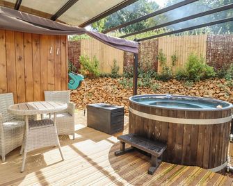 The Shepherds Hut at Bridge Lake Farm & Fishery - Banbury - Patio