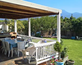 Sunny, family-friendly house with stunning views of the Outeniqua mountains. - George - Patio