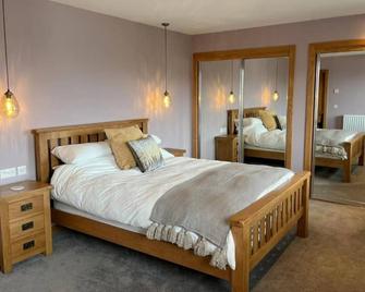 Aurora - Self Catering, Kirkwall, Quiet Location with Luxury Hot Tub - Kirkwall - Camera da letto