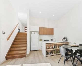 The Grand Luxe Villa - Dandenong - Eetruimte