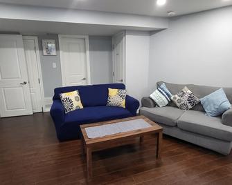 Cozy 2 Bedroom Suite, 5 mins from Thermea Spa - Whitby - Living room