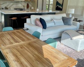 Luxury Lakeview Stay | Main&Guest House, Sleeps 10 - Pewaukee