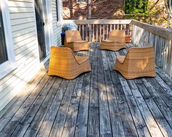 Historic 4-bedroom cottage with modern updates. - Clarkston - Balcony