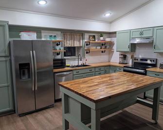 3-bedroom house with WiFi and AC in Lindale close to downtown and I-20 - Lindale - Cocina