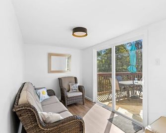 Charming 3-bedroom ranch with AC, WiFi in tranquil Moundsville - Moundsville - Living room