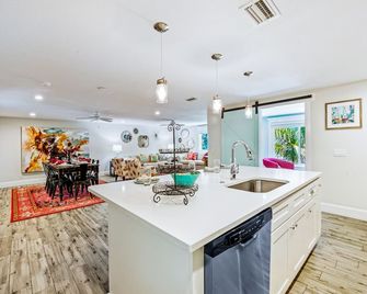 Blissful Bay at Bayside Bungalow - Anna Maria - Cucina