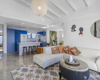 Hosts on the Coast Seaview Oasis - Hahei - Living room