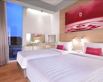 Fave Plus Hotel Palembang - Palembang - Soverom