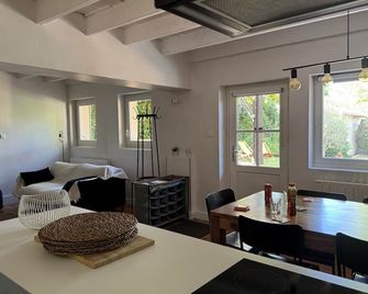 La Petite Maison, jardin et jacuzzi, proche de Lyon - Charly - Salle à manger